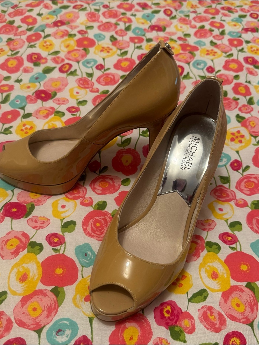 Size 9 women’s Michael kors tan heels - Picture 5 of 6